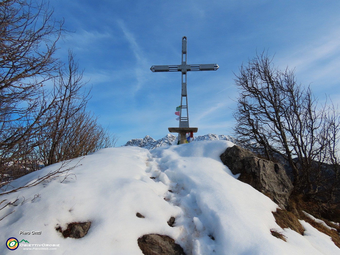 28 Sorpresa ...neve alla croce del Monte Castello (1425 m).JPG